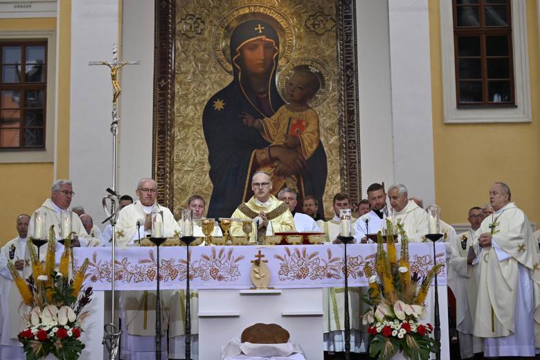 Národní pouť na Velehradě dnes navštívilo několik tisíc lidí, méně než loni