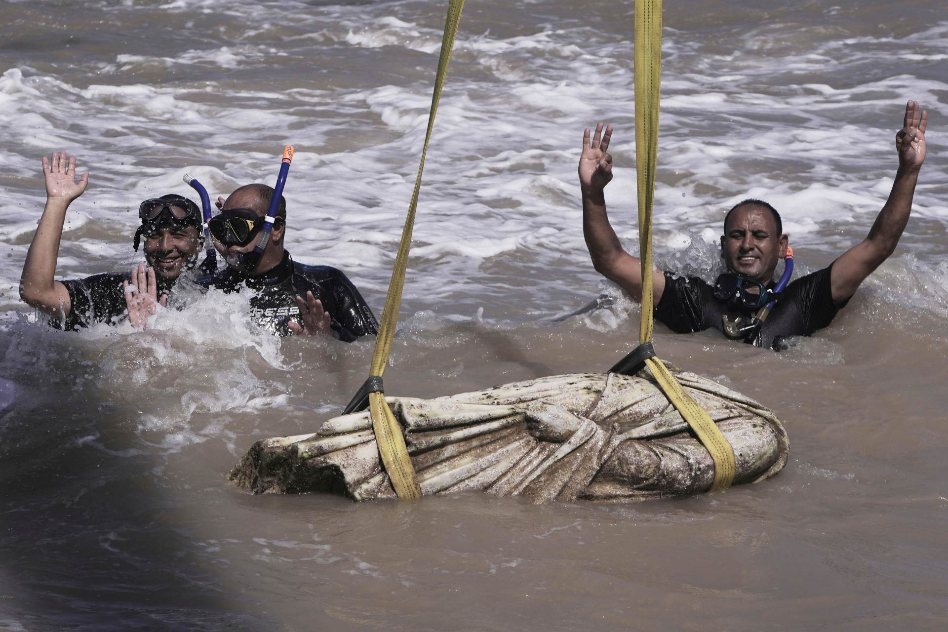 Egyptští potápěči u Alexandrie vylovili pozůstatky starověké obydlené oblasti