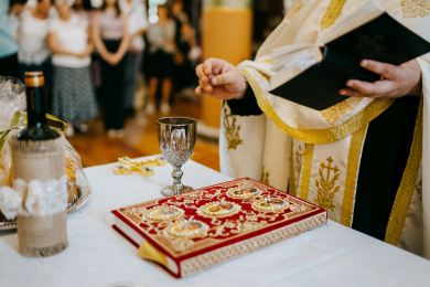 Ruský disidentský kněz zbavený patriarchou svěcení emigruje do Česka