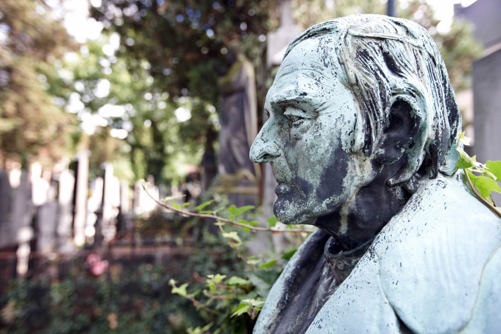 Pražské hřbitovy nabídly k adopci hrob Bicana, Světlé či Kainara