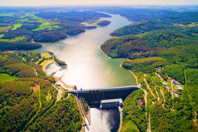 Nízká hladina Orlíku stále láká pamětníky, hledače pokladů i turisty