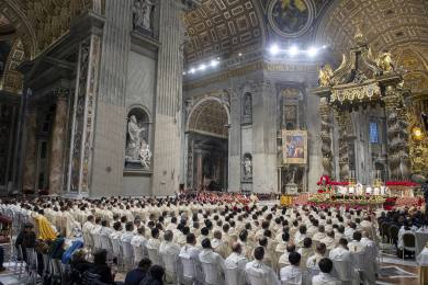 Vatikán začne v bazilice svatého Petra testovat tlumočení do 60 jazyků díky AI