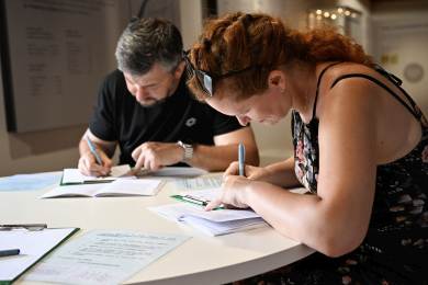 Poutníci ve Velehradě pokračují 21. rokem v ručním přepisování bible