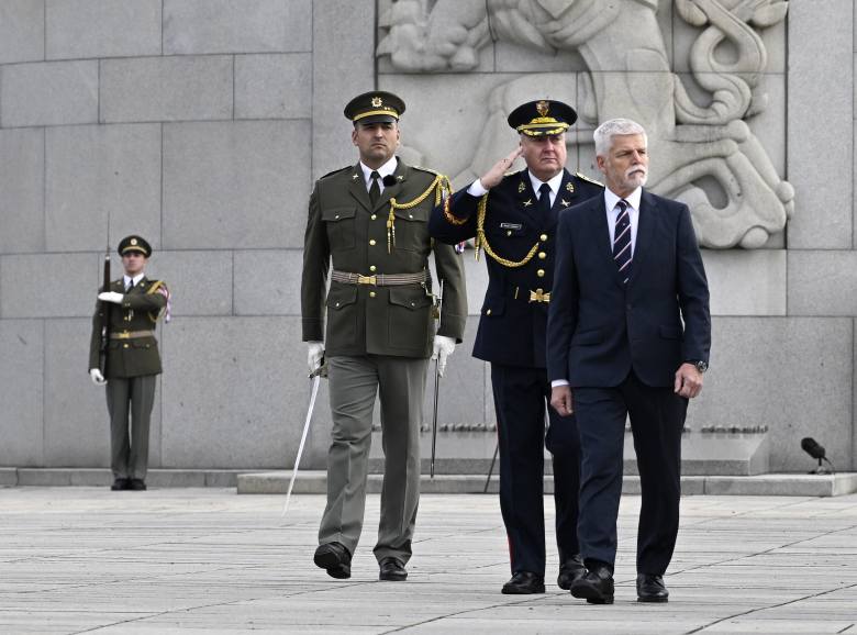 Česko si připomíná vznik samostatného státu, Pavel jmenoval osm generálů