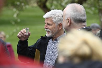 Prezident zahájil návštěvu rožnovského skanzenu slivovicí a frgály