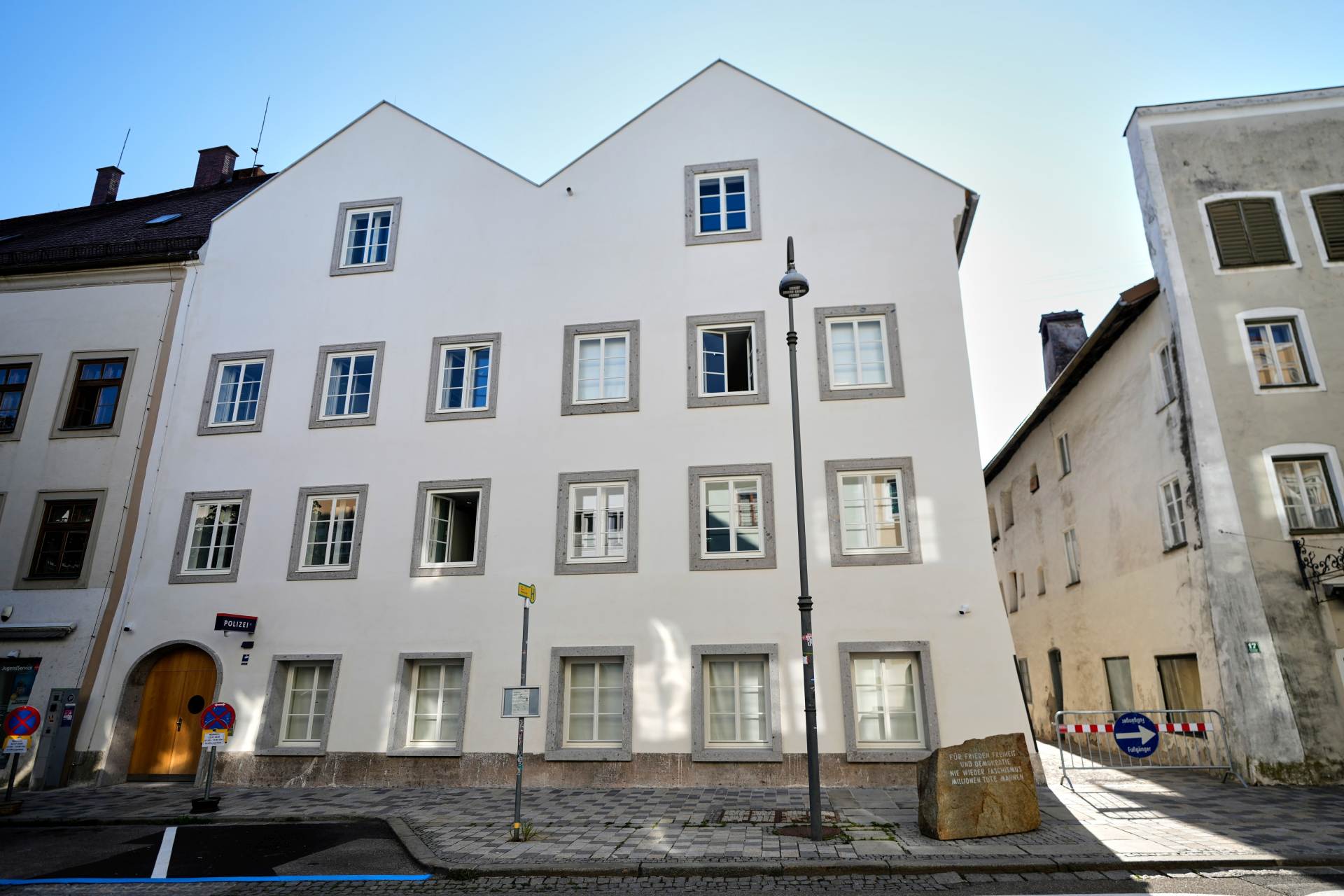 Hitlerův rodný dům v rakouském Braunau am Inn se změnil v policejní stanici