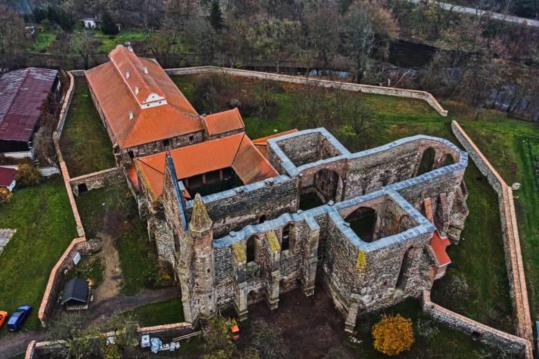 Začaly práce na revitalizaci kláštera Rosa Coeli v Dolních Kounicích na Brněnsku Začaly práce na revitalizaci kláštera Rosa Coeli v Dolních Kounicích na Brněnsku