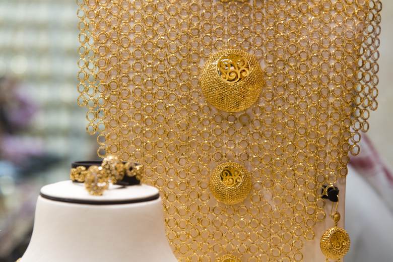 Cena zlata vzrostla na rekordních 3700 dolarů v očekávání snížení sazeb v USA Cena zlata vzrostla na rekordních 3700 dolarů v očekávání snížení sazeb v USA