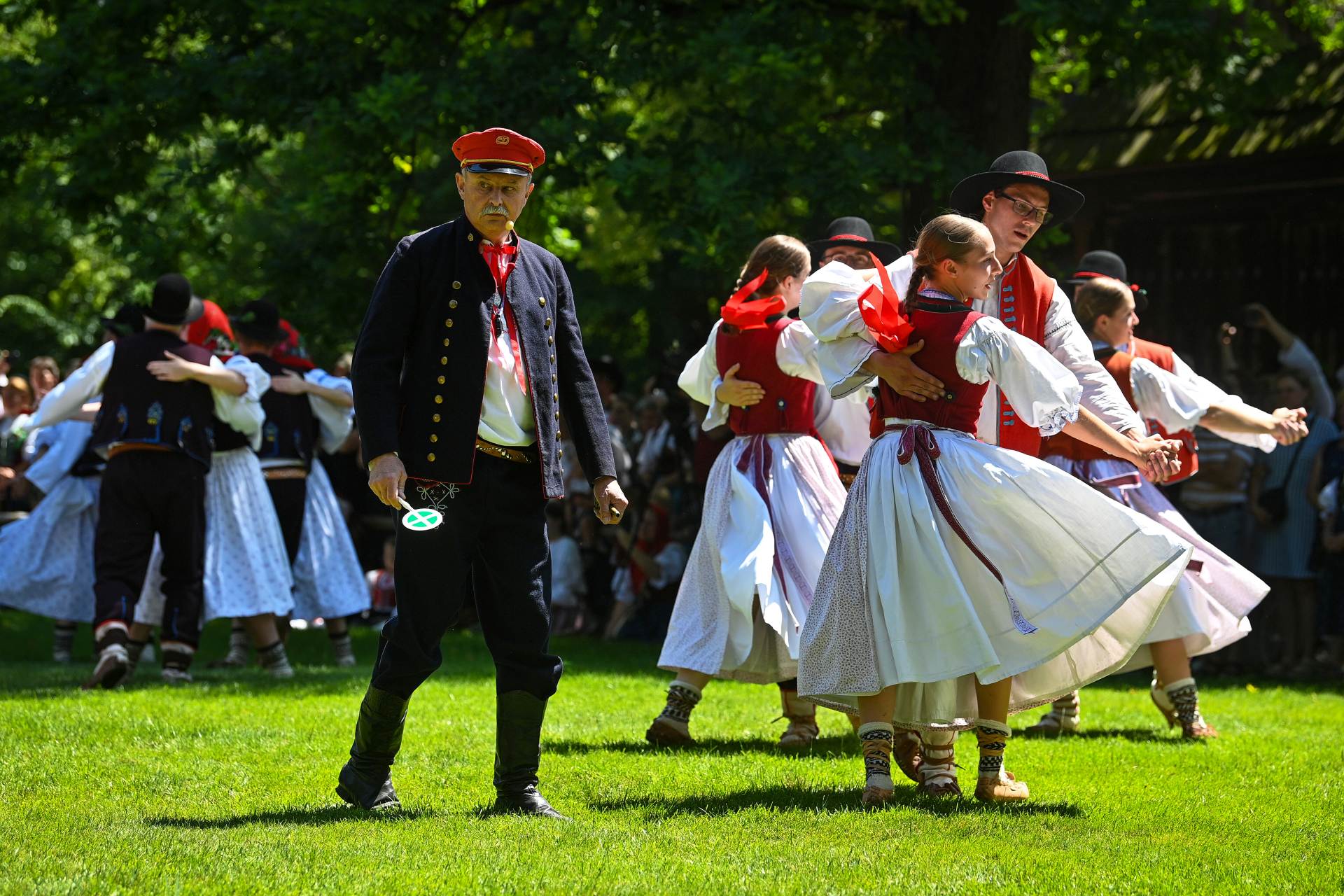 V Rožnově se sešlo rekordních 1449 krojovaných Valachů, dorazil i prezident