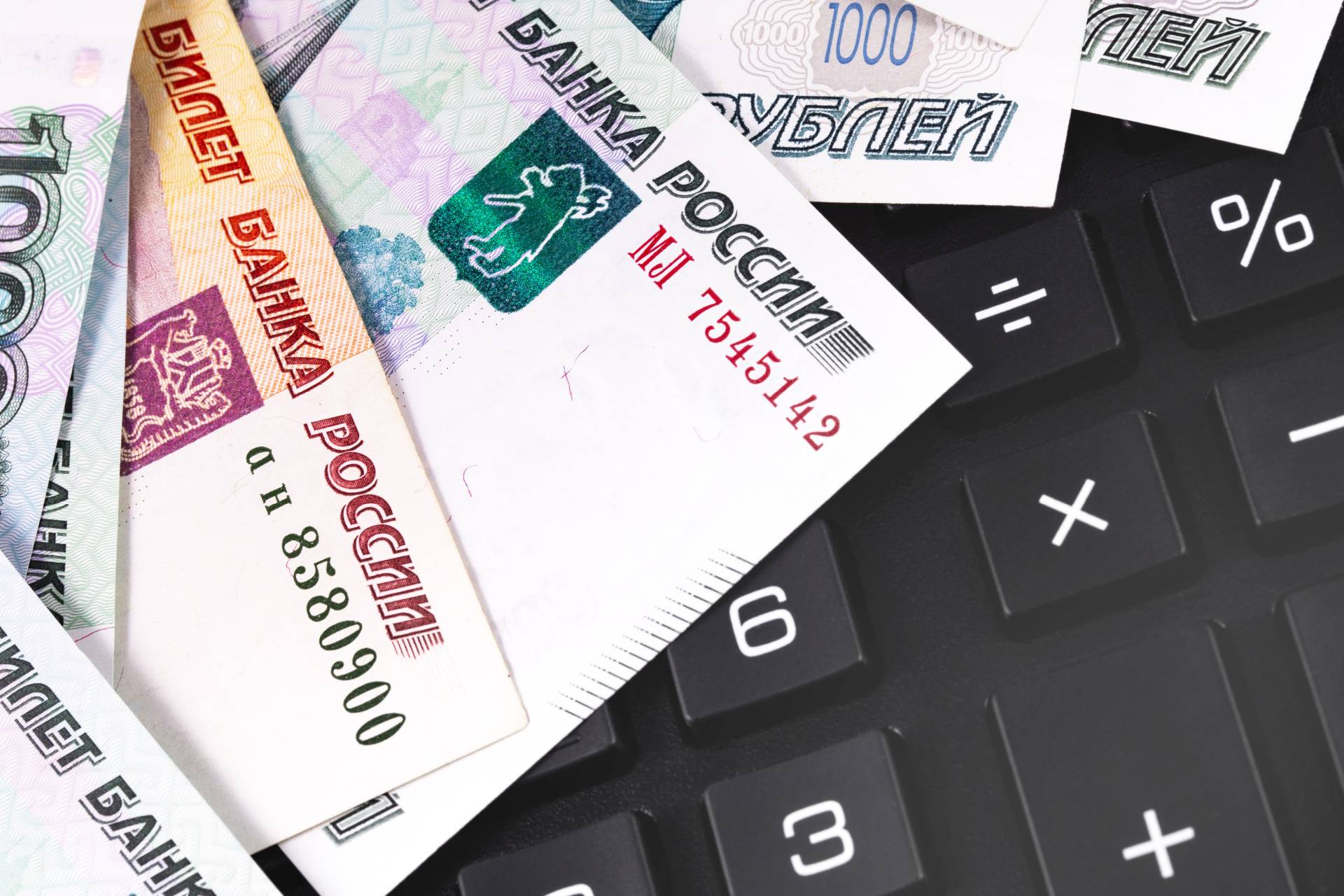 Ruská centrální banka snížila základní úrok o čtvrt bodu na 14,25 procenta