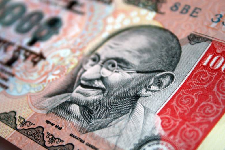 V Indii při domovní prohlídce našli miliony rupií, luxusní auta a živé krokodýly