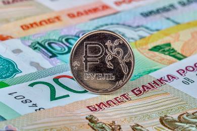 Ruská centrální banka snížila základní úrok o půl procentního bodu na 15 procent