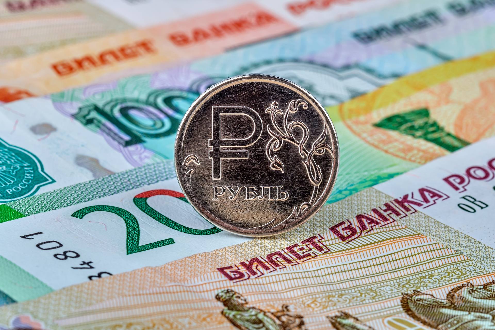 Ruská centrální banka snížila základní úrok o půl procentního bodu na 15 procent