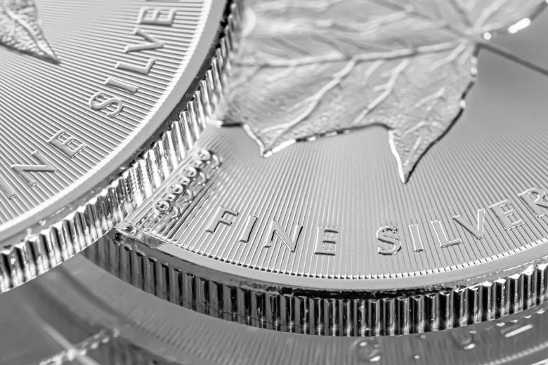 Stříbro se vyšplhalo na 12leté maximum, rekordy zdolává i zlato