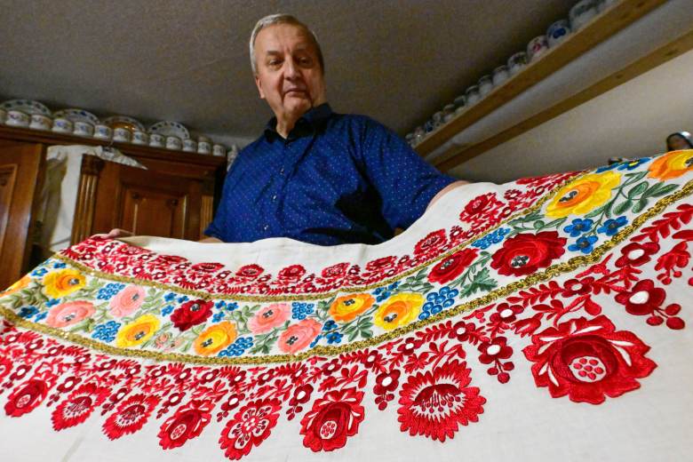 Každý kus je originál a má svůj příběh, říká majitel 3000 krojových součástí