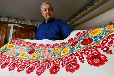 Každý kus je originál a má svůj příběh, říká majitel 3000 krojových součástí