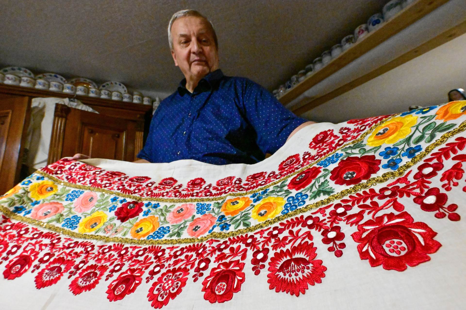 Každý kus je originál a má svůj příběh, říká majitel 3000 krojových součástí