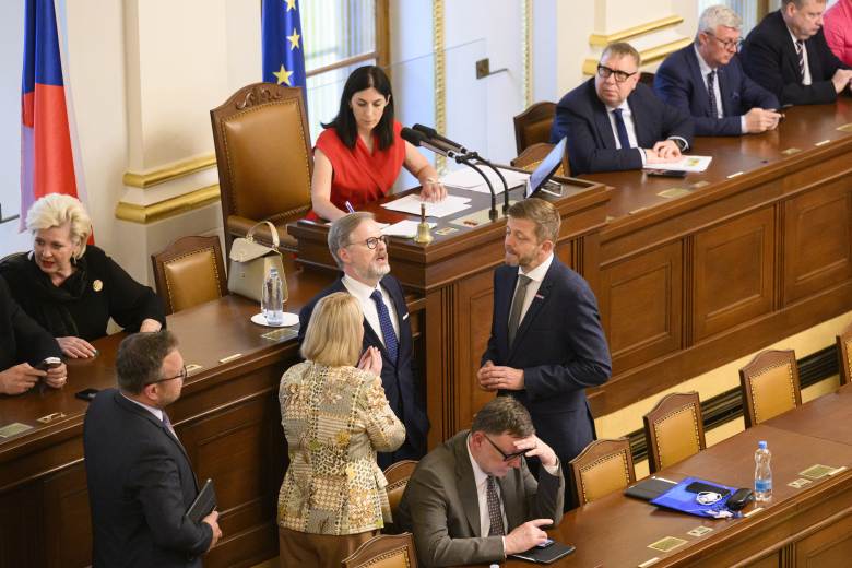 Sněmovna schválila snížení penzí dalším funkcionářům komunistického režimu