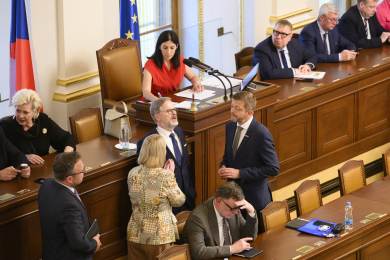 Sněmovna schválila snížení penzí dalším funkcionářům komunistického režimu