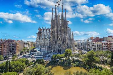 Papež požehnal v Barceloně nové věži chrámu Sagrada Familia