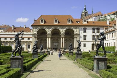 Skupina senátorů chce ústavně zakotvit právo občanů být off-line