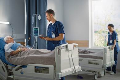 Analýza: Většina pacientů na internách jsou senioři, péče bude potřeba víc