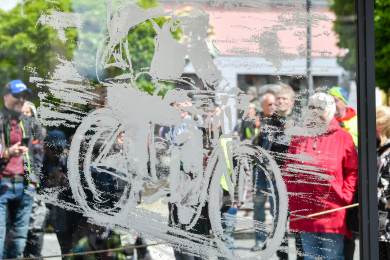 Plastiku Václava Vondřicha odhalily v České Lípě s prezidentem stovky motorkářů