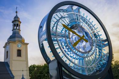 Vratislavice nad Nisou mají před radnicí bezmála čtyřmetrové hodiny z křišťálu