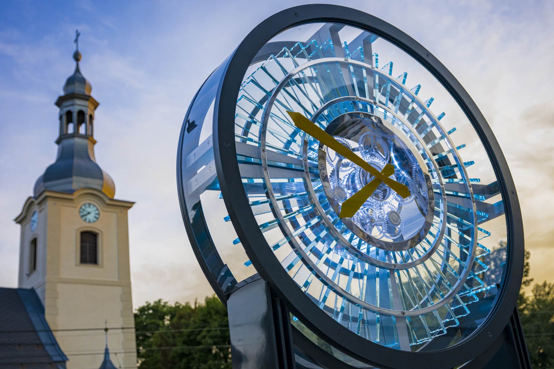 Vratislavice nad Nisou mají před radnicí bezmála čtyřmetrové hodiny z křišťálu