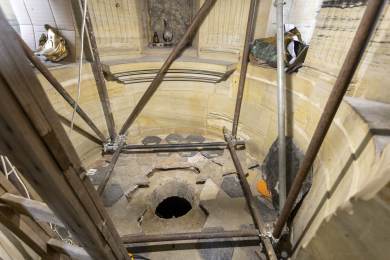 Odbornici zkoumají místnost pod kaplí Sloupu Nejsvětější Trojice v Olomouci