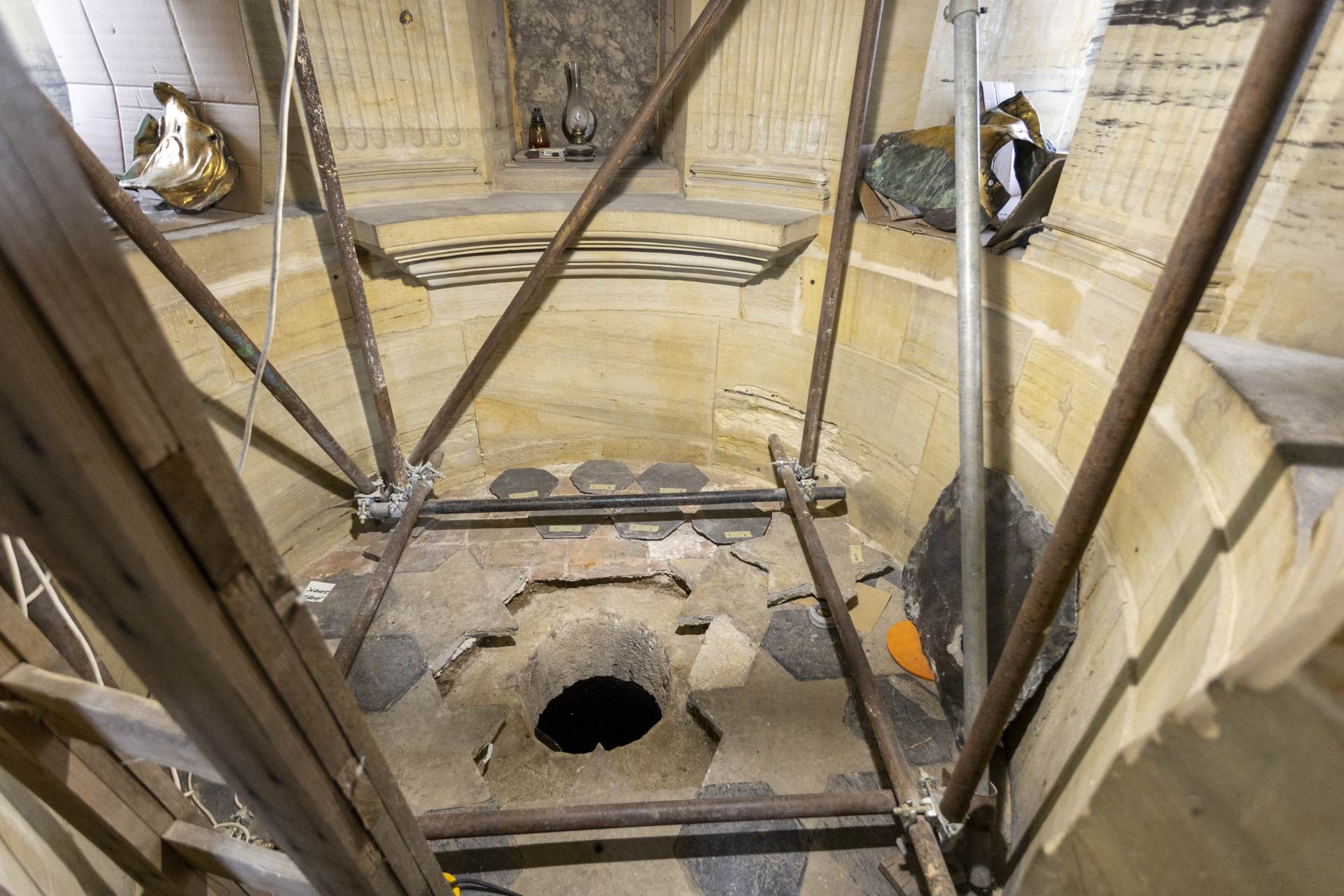 Odbornici zkoumají místnost pod kaplí Sloupu Nejsvětější Trojice v Olomouci