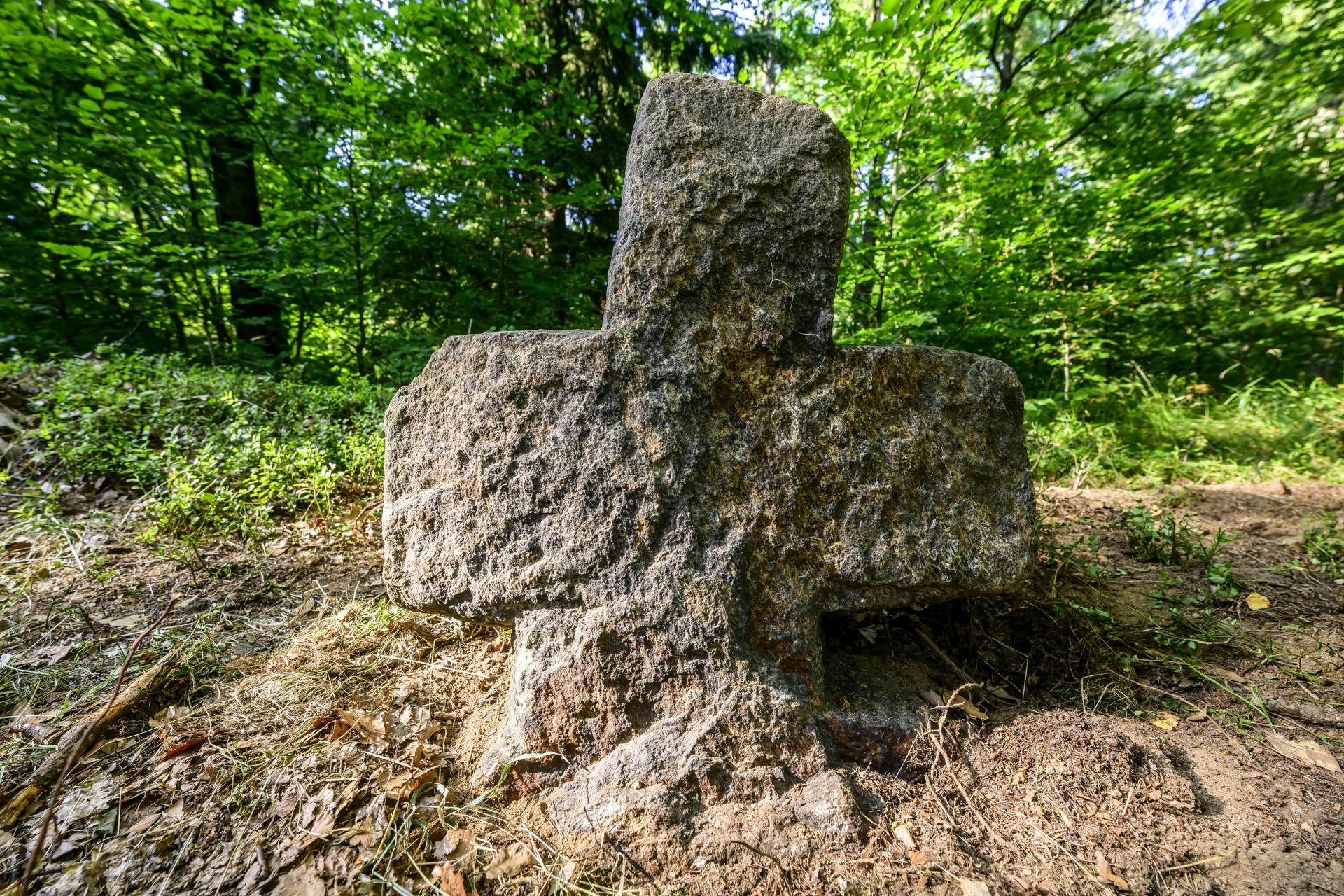 Ústečtí muzejníci vztyčili povalený smírčí kříž u lesní kaple v Krušnohoří