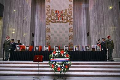 Rakve s ostatky československých vojáků byly předány na Vítkově k pohřbení