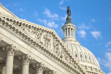Sněmovna USA po měsících sporů přijala stomiliardový balík zahraniční pomoci