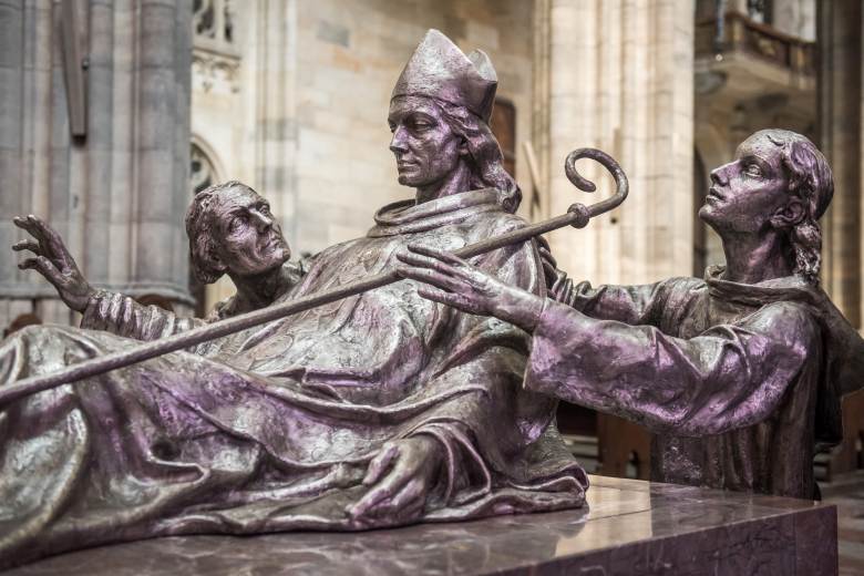 Soud nepřiznal Žákové 15 mil.Kč za vystavení sochy v Chrámu sv.Víta,žena omdlela