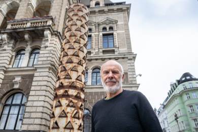 Novou sochou na nároží radnice v Liberci je Támar, připomíná palmový kmen