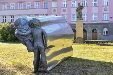 V Klatovech začal festival Sochy v ulicích, představuje tvůrce vedené Demartinim