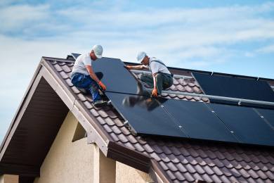 Studie: Válka s Íránem zvyšuje zájem Evropanů o solární energii a elektromobily