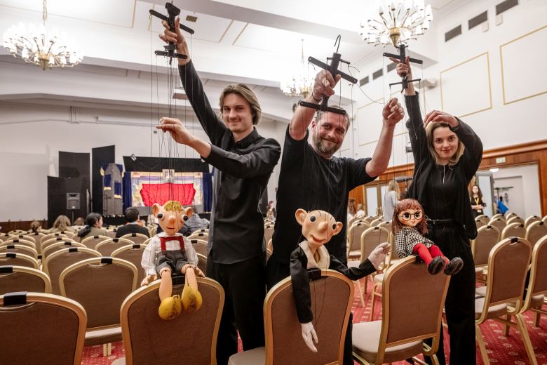 Spejbl a Hurvínek se zabydlují v Dejvicích v hotelu International Spejbl a Hurvínek se zabydlují v Dejvicích v hotelu International