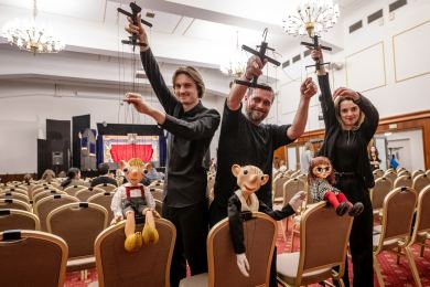 Spejbl a Hurvínek se zabydlují v Dejvicích v hotelu International