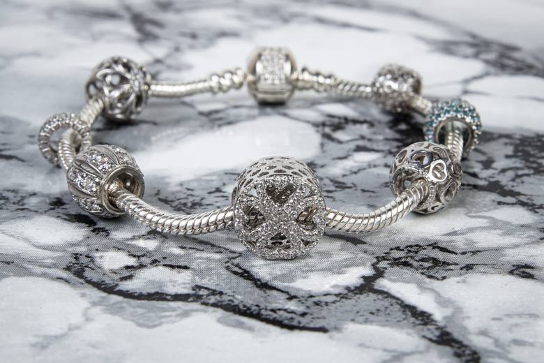 Výrobce šperků Pandora chce snížit závislost na nestabilním trhu se stříbrem