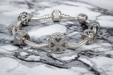 Výrobce šperků Pandora chce snížit závislost na nestabilním trhu se stříbrem