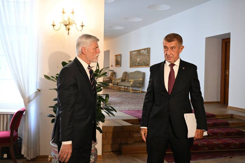 Spor Hradu a vlády o summit NATO trvá, Pavel žalobu zváží,když nebude v delegaci