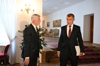 Spor Hradu a vlády o summit NATO trvá, Pavel žalobu zváží,když nebude v delegaci