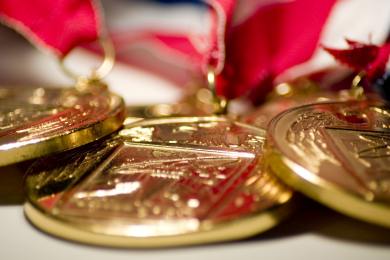 Bývalý plavec Lochte vydražil tři olympijská zlata za téměř osm milionů korun