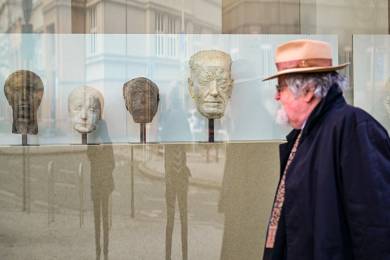 Stoletý sochař a malíř Stanislav Kolíbal vystavuje v pražské Galerii Skleňák