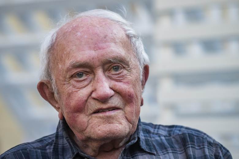 Téměř stoletý Kolíbal vystavil v Praze svou Vertikální strukturu