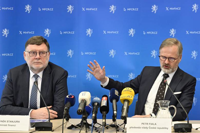 Analytici vítají snížení schodku, bez povodní by ale nebyl dodržen