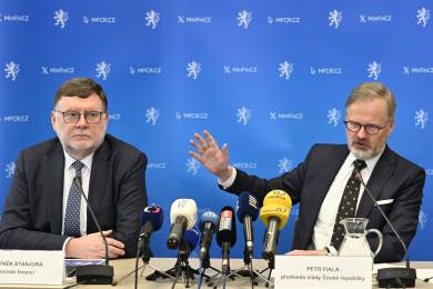 Analytici vítají snížení schodku, bez povodní by ale nebyl dodržen