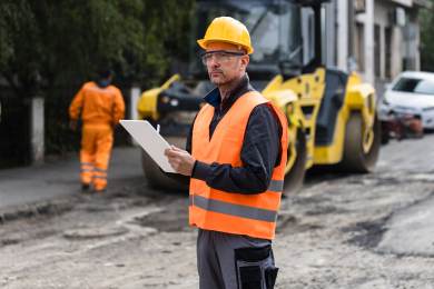 Stavebnictví v Česku dál roste dvouciferným tempem, průmysl v červnu stagnoval